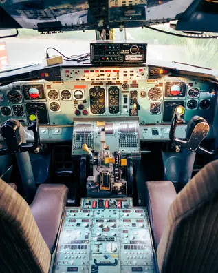 Cabina di pilotaggio di un aereo con checklist decisionale, metafora dei framework decisionali
